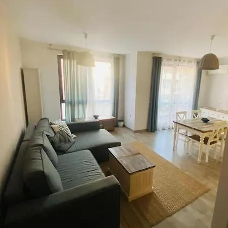Sea Garden Apartment, Excellent Location With Free Parking Apartment *